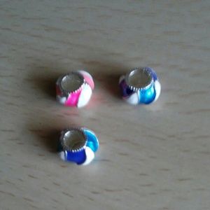 Lot of three beads